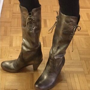 Stylish Aldo Gold Leather Boots size 39 New, never worn